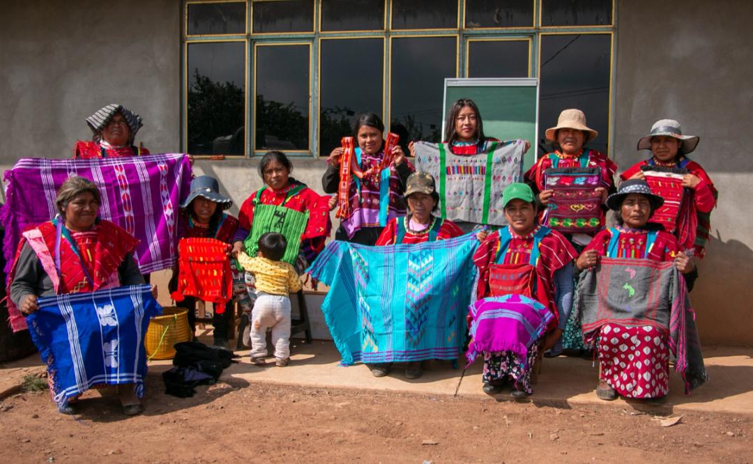 Colectiva de mujeres triquis de Itunyoso buscan precios justos para sus artesanías