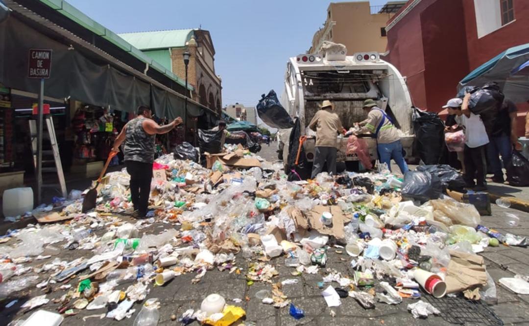 Sindicato de limpia se va a paro de labores: basura se acumula en mercados y calles de la ciudad de Oaxaca