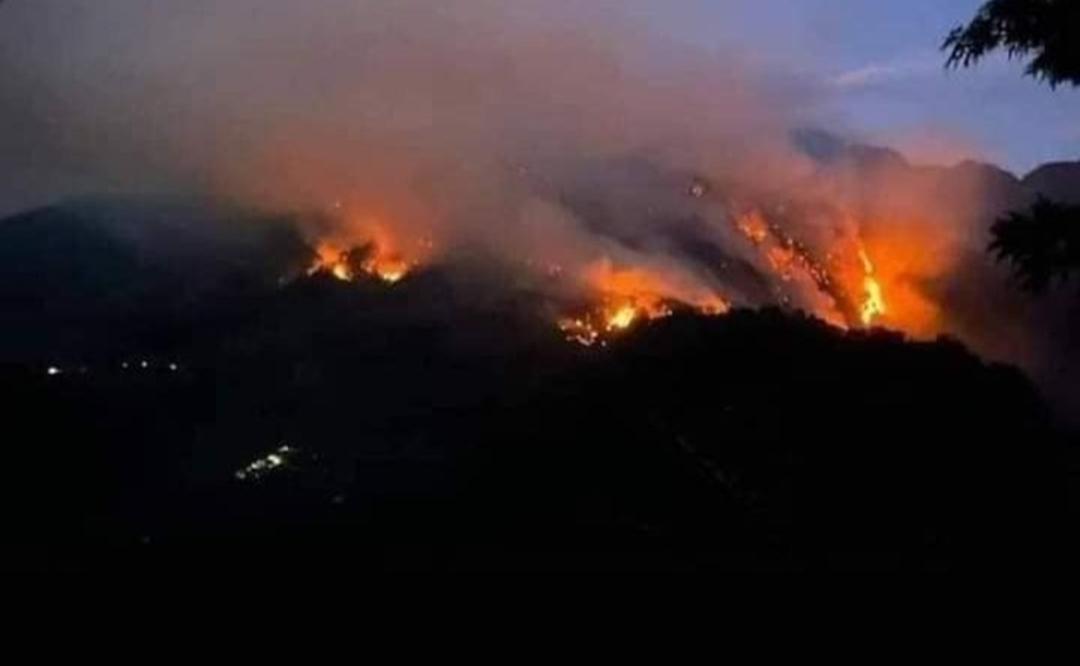 “Llevamos 10 días respirando humo”, claman comunidades mazatecas de Oaxaca ante incendio forestal.