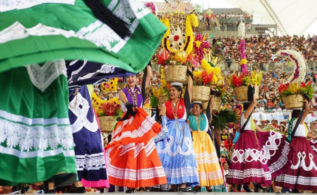 Con lleno total y al grito de “¡Viva Oaxaca!”, arranca la Guelaguetza frente a más de 12 mil asistentes