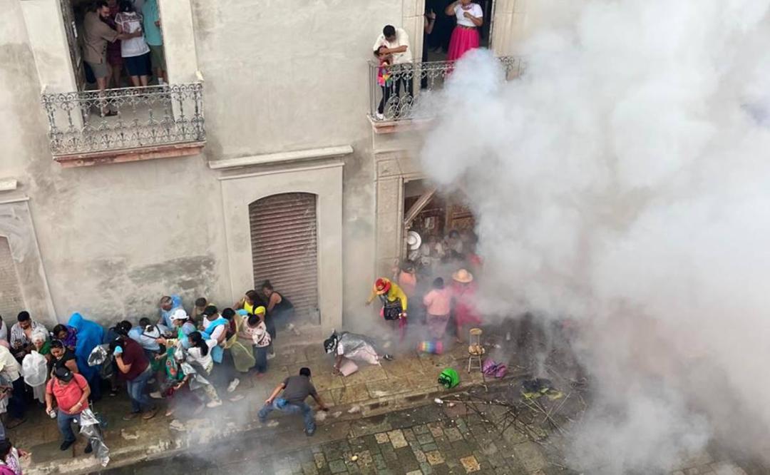 Deja 7 heridos explosión de pirotecnia durante desfile previo a la Guelaguetza en la ciudad de Oaxaca