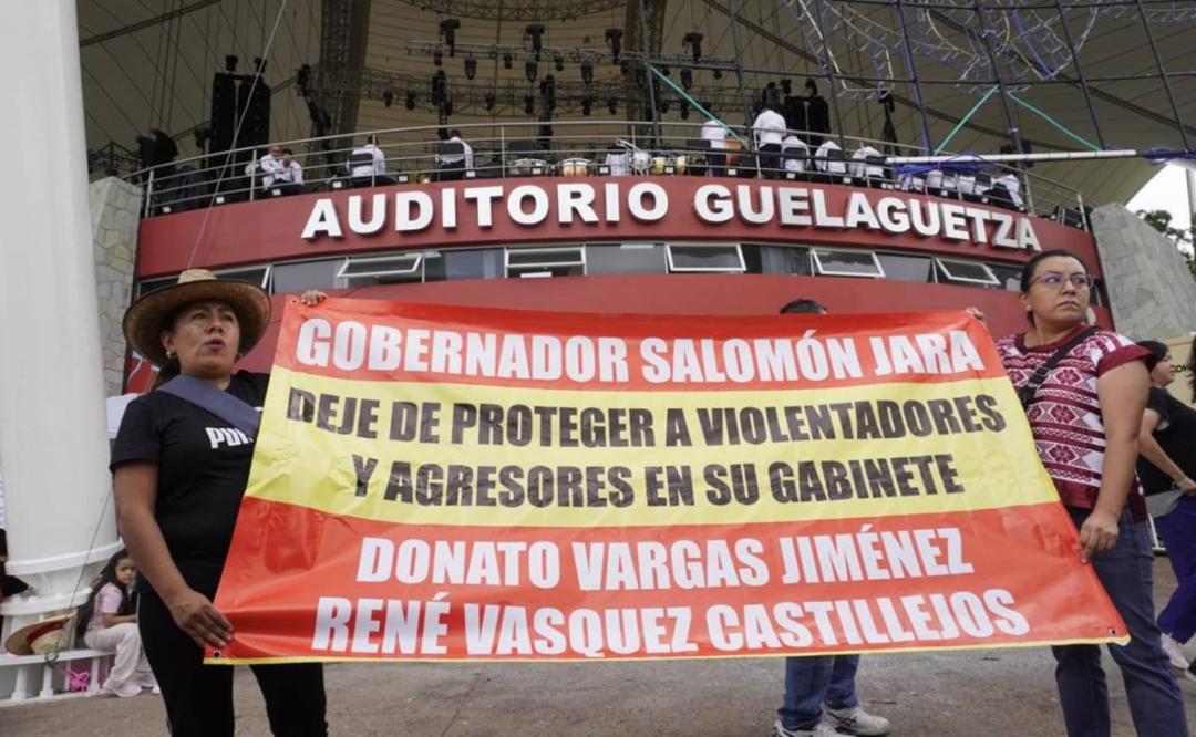 “Deje de proteger a violentadores de mujeres en su gabinete”, exigen en plena Guelaguetza al gobernador de Oaxaca