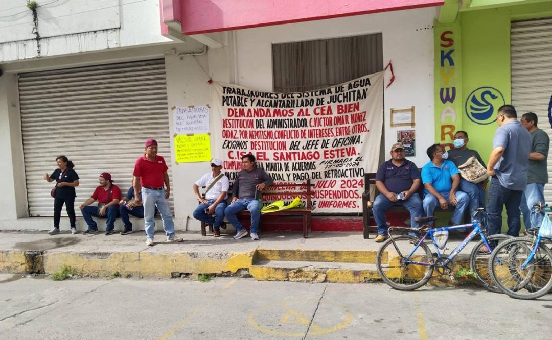 Empleados de 11 sistemas operadores de la Comisión Estatal del Agua protestan contra el gobierno de Oaxaca