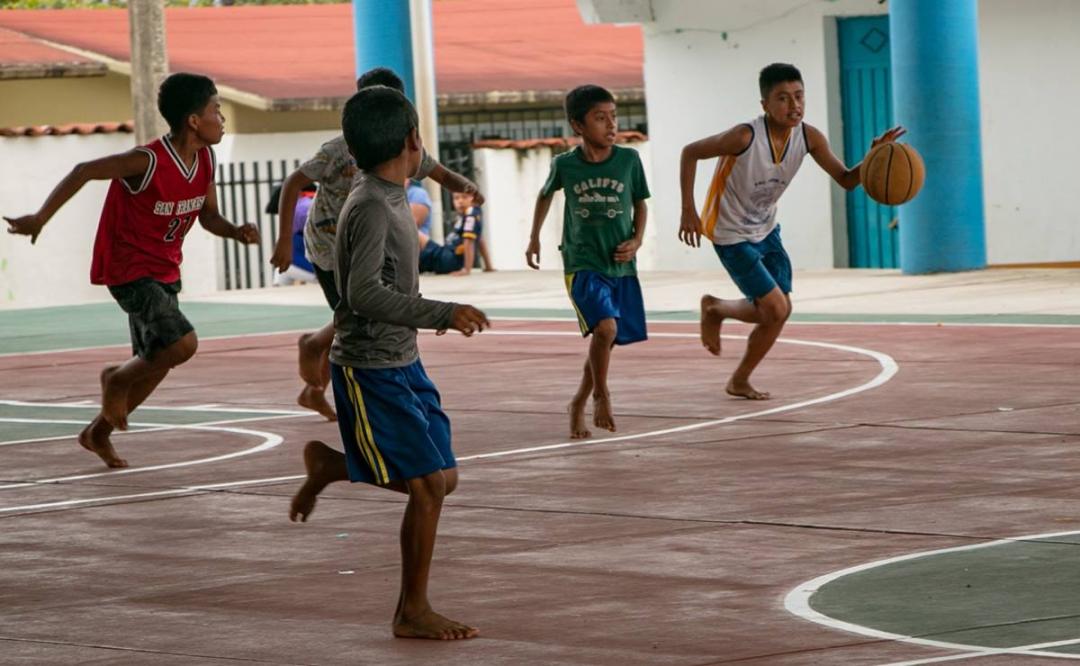 Niños triquis descalzos de Oaxaca: el básquetbol como opción para huir de la violencia y la migración