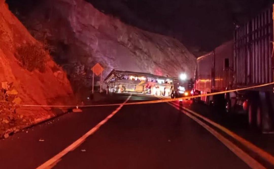 Volcadura de autobús turístico en Oaxaca deja 4 muertos, incluida una menor de edad, y 45 heridos