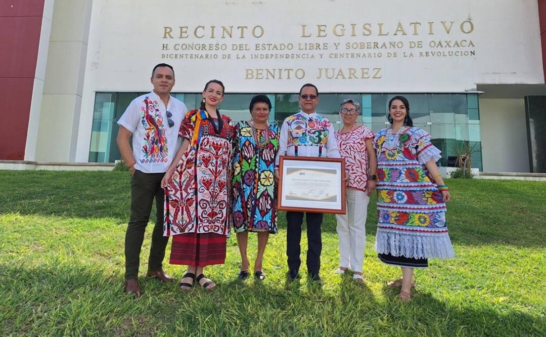 Entrega legislatura de Oaxaca reconocimiento a Héctor Hernández, el declamador de “Flor de Piña”