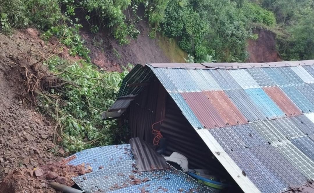 Lluvias arrasan con viviendas en Chicahuaxtla; reportan deslaves en caminos y carretera federal 125 de Oaxaca