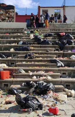 Recolectores privados arrojan basura en Palacio Municipal de Oaxaca; exigen acceso a tiradero de Zaachila