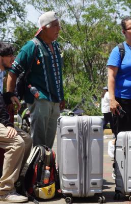 Cierra y suspende vuelos aeropuerto de Oaxaca por bloqueo de maestros de la Secci&oacute;n 22 del SNTE