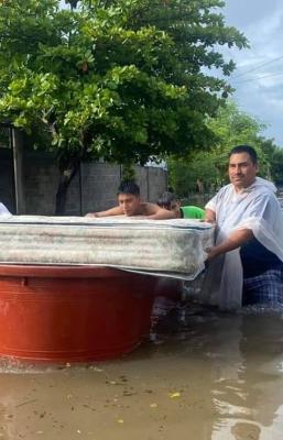 Suman m&aacute;s de mil 500 damnificados por lluvias y desbordamiento de r&iacute;os, e inundaciones en Oaxaca