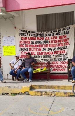 Empleados de 11 sistemas operadores de la Comisi&oacute;n Estatal del Agua protestan contra el gobierno de Oaxaca