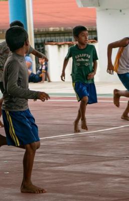 Ni&ntilde;os triquis descalzos de Oaxaca: el b&aacute;squetbol como opci&oacute;n para huir de la violencia y la migraci&oacute;n 