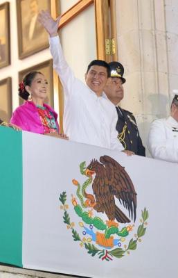 Gobernador de Oaxaca incluye a AMLO y Sheinbaum con h&eacute;roes patrios en Grito de Independencia