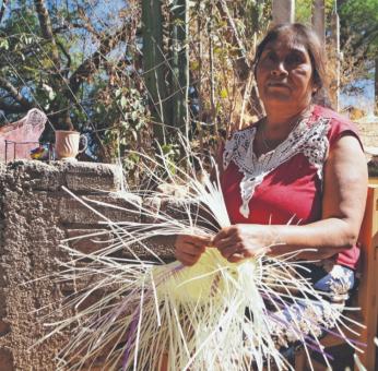 Tejiendo palma sin descanso, as&iacute; se vive en Zahuatl&aacute;n, Oaxaca, el municipio m&aacute;s pobre de M&eacute;xico