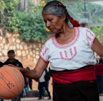 Ella es Andrea Garc&iacute;a, artesana y jugadora de b&aacute;squetbol que a sus 70 a&ntilde;os rompe barreras en la Mixteca de Oaxaca