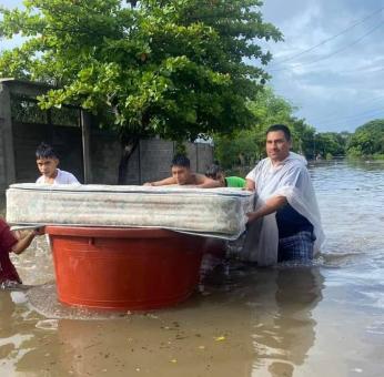 Suman m&aacute;s de mil 500 damnificados por lluvias y desbordamiento de r&iacute;os, e inundaciones en Oaxaca