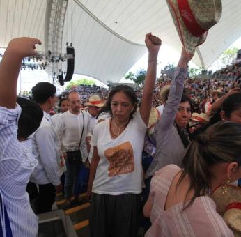 Gobierno de Oaxaca &ldquo;celebra&rdquo; a pueblos ind&iacute;genas con la Guelaguetza, pero violenta a cineasta mixteca y a fot&oacute;grafo de EL UNIVERSAL