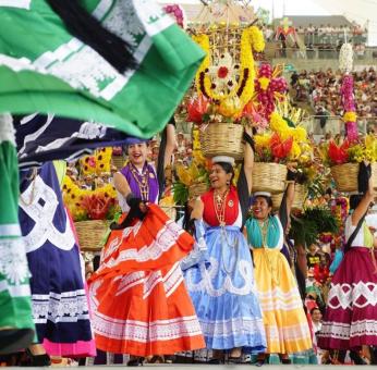 Con lleno total y al grito de &ldquo;&iexcl;Viva Oaxaca!&rdquo;, arranca la Guelaguetza frente a m&aacute;s de 12 mil asistentes 