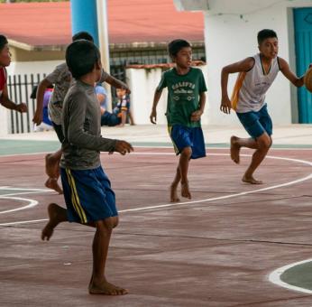 Ni&ntilde;os triquis descalzos de Oaxaca: el b&aacute;squetbol como opci&oacute;n para huir de la violencia y la migraci&oacute;n 