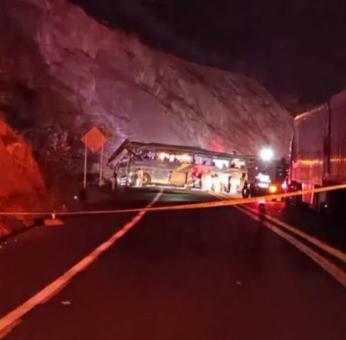 Volcadura de autob&uacute;s tur&iacute;stico en Oaxaca deja 4 muertos, incluida una menor de edad, y 45 heridos