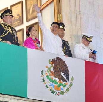 Gobernador de Oaxaca incluye a AMLO y Sheinbaum con h&eacute;roes patrios en Grito de Independencia