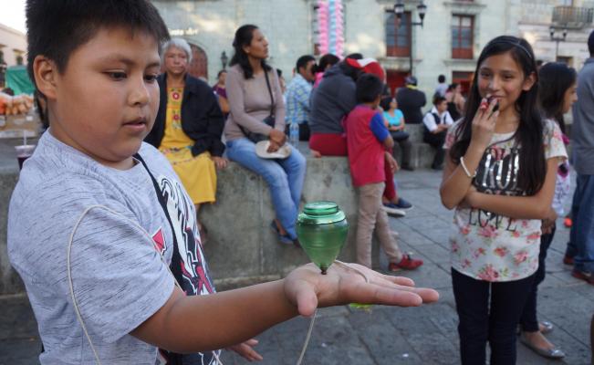 Reviven en Oaxaca el tradicional juego del trompo | Oaxaca