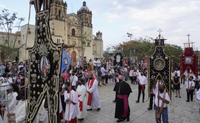 Recorre Procesión del Silencio calles de la Ciudad de Oaxaca, tras suspenderse dos años por Covid-19
