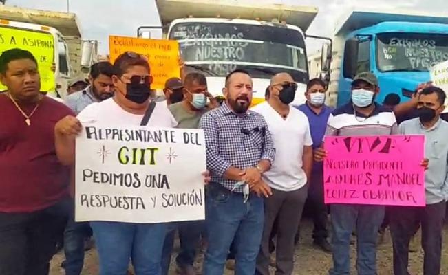 Transportistas de Oaxaca exigen pago de 17 mdp de adeudo por acarreo de piedras para rompeolas de Salina Cruz