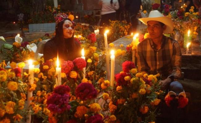 Luz, color y veladas en panteones de Santa Cruz Xoxocotlán