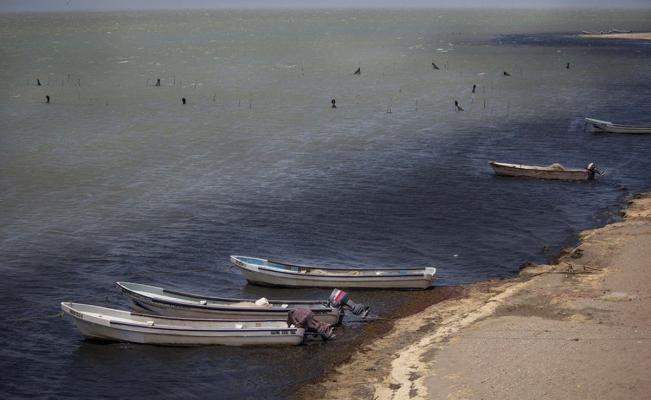 Naufragan tres pescadores de Oaxaca en el Golfo de Tehuantepec; recuperan 2 cuerpos