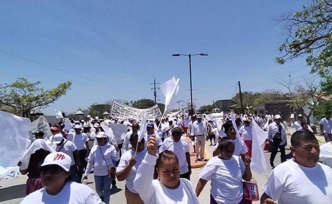 Marchan ikoots en Oaxaca por pacificaci&oacute;n de San Mateo del Mar; piden esclarecimiento de masacre de 2020