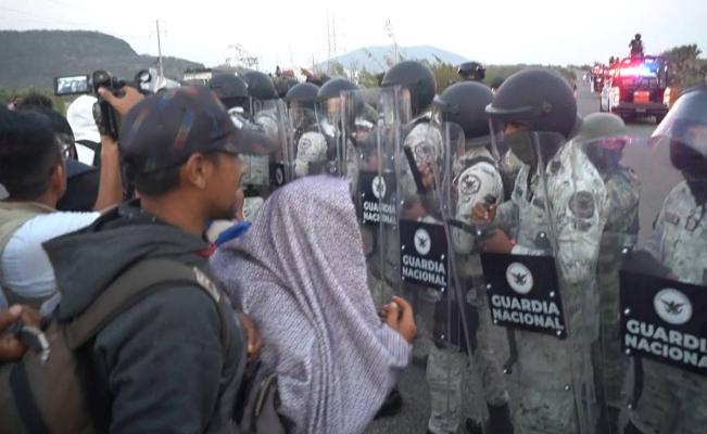 Entre empujones llegan 3 mil de Viacrucis del Migrante y se instalan en Juchit&aacute;n; GN busc&oacute; impedir que sigan por Oaxaca