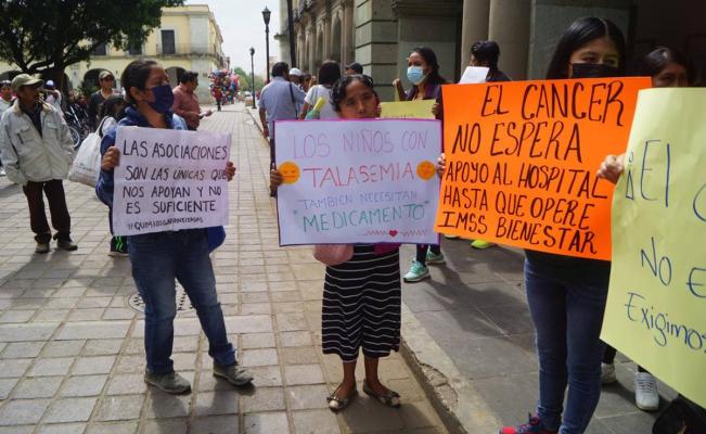 Protestan padres en Oaxaca por desabasto de medicamentos contra el c&aacute;ncer en Hospital de la Ni&ntilde;ez