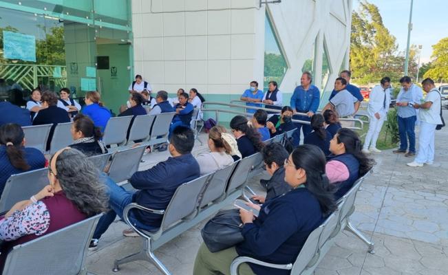 Se van a paro 2 mil 500 trabajadores de salud en Oaxaca; acusan que IMSS&ndash;Bienestar adeuda bonos