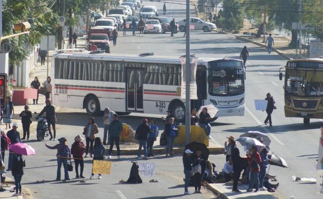 Trabajadores de Salud estrangulan Oaxaca con protestas contra IMSS-Bienestar: toman v&iacute;as y plazas comerciales