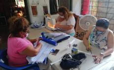 Emprendedoras zapotecas elaboran y regalan mascarillas al Hospital Civil de Juchitán 
