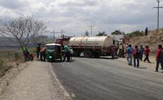 Bloquean en Sola de Vega carretera a Puerto Escondido; exigen retorno de 99 familias desplazadas por violencia 