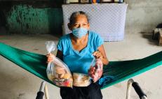 Donan jóvenes zapotecas canasta de alimentos tradicionales a ancianos y personas vulnerables confinadas