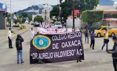 Marchan médicos en apoyo a colega detenido en Chiapas por muerte de paciente de Covid-19