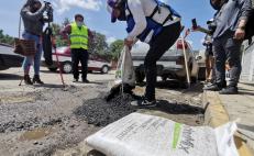 Constructores arrancan bacheo voluntario en la capital; Ayuntamiento prohíbe obras y los multa 