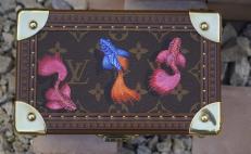 La magia de los alebrijes decora baúles de lujo con 20 animales del calendario zapoteca
