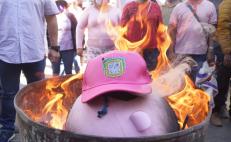 Con protesta y quema de gorras, burócratas de Oaxaca exigen a funcionarios alejarse de elecciones sindicales