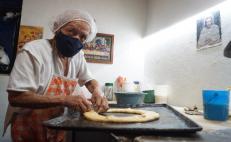 Jóvenes de Oaxaca "adoptan" a abuelito que con sus roscas mantiene viva la tradición de Día de Reyes