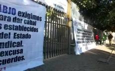 Con plantón, sindicato de la UABJO acusa omisión a sus demandas laborales pese amago de huelga