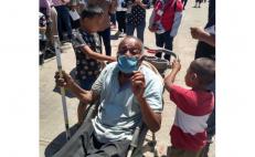 Con 11 años, pequeño de Oaxaca lleva a vacunar a su abuelo en carriola habilitada como silla de ruedas