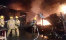 Incendio en mercado de Juchitán consume cerca de 60 puestos comerciales