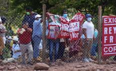 "¡Queremos entrar!": En Valle Nacional rompen filtro de seguridad para protestar contra edil en evento de AMLO