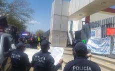 Protestan policías estatales frente al Congreso de Oaxaca; exigen atender aumento salarial de 100%