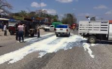 Derraman litros de leche en Oaxaca en protesta contra centro de acopio de Liconsa