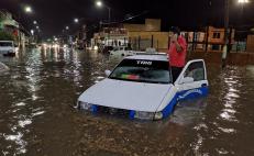 Fuertes lluvias pegan a tres regiones de Oaxaca; autos quedan varados en Santa Lucía del Camino
